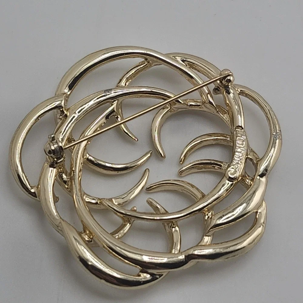 Vintage Sarah Coventry big gold tone‎ flower brooch